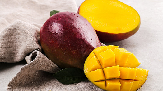Exotické ovoce na Vánoce: Jak poznat zralé mango? Jde to dobře po hmatu i podle tvaru ovoce kolem stopky