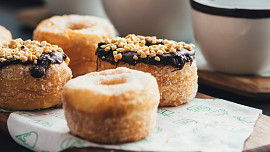 Trochu jiná kobliha: Nadýchané jako donuty, křupavé jako croissanty. Znáte sladké cronuty?