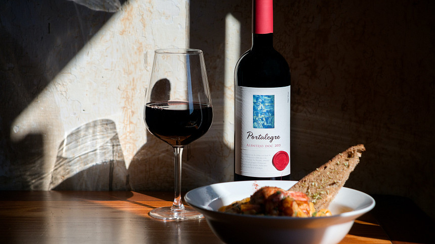 Mýty vs. fakta: Proč máme pít sklenku červeného vína denně pro zdraví?