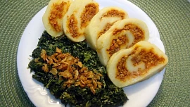 Pečená bramborová roláda:  Nejlepší je plněná směsí uzeného masa a kysaného zelí, před vysušením ji ochrání pečicí papír a sádlo