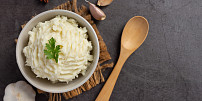 Hitem internetu je pečené česnekové máslo. Skvěle dochutí bagety nebo těstoviny a jeho příprava je snadná