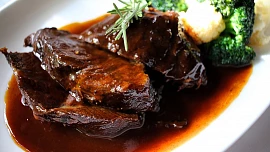 Slavné omáčky: Espagnole vynese i obyčejný pokrm do nebeských výšin! Takhle ji dělají profíci