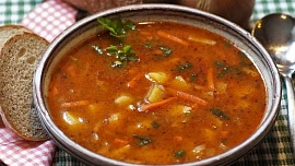 Tajemství chuti pravé maďarské gulášové polévky: Kromě kvalitního masa potřebujete i dobrou papriku!