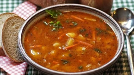 Tajemství chuti pravé maďarské gulášové polévky: Kromě kvalitního masa potřebujete i dobrou papriku!