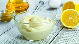 Česneková omáčka aioli není žádná věda. S naším postupem ji zvládnete za pět minut!