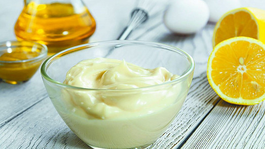 Česneková omáčka aioli není žádná věda. S naším postupem ji zvládnete za pět minut!