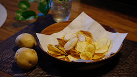 Jak vznikly chipsy? Pomsta naštvaného kuchaře přerostla v celosvětový hit
