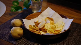 Jak vznikly chipsy? Pomsta naštvaného kuchaře přerostla v celosvětový hit