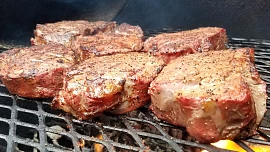 Jak na dokonalý grilovaný hovězí steak? Rozhoduje výběr masa, rychlé zatáhnutí a odpočinek pod alobalem