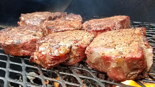 Jak na dokonalý grilovaný hovězí steak? Rozhoduje výběr masa, rychlé zatáhnutí a odpočinek pod alobalem
