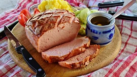 Originální bavorská sekaná je jemná jako salám, lehkou pikantnost dodá zázvor a šťavnatost zajistí ledová tříšť