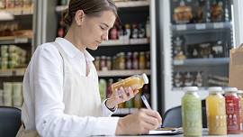 Nebezpečný termix se prodával ve známém supermarketu: Z dětské pochoutky byl cítit spálený plast a dezinfekce