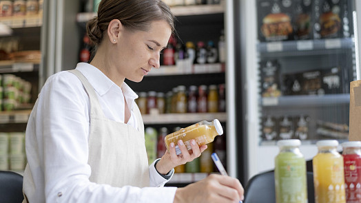 Nebezpečný termix se prodával ve známém supermarketu: Z dětské pochoutky byl cítit spálený plast a dezinfekce