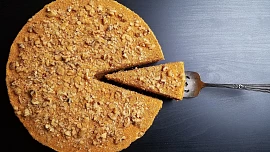 Dokonalý medovník voní po medu a je krásně vláčný. Zkuste jej podle našeho receptu!