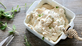 Domácí majonéza chutná nejlépe: Vyrobíte si ji za pár minut z čerstvých i vařených vajec a dokonce i bez nich