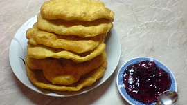 Vdolky nebo lívance? Bulharské placky mekitsa mají od každé něco. A nejlepší jsou na snídani