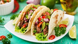 Tortilla jako skvělý základ svačin i pro rychlý oběd: Tuhle placku snadno upečeme i doma a bude chutnější a levnější než z obchodu