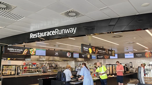 I na pražském letišti je možné se najíst poměrně levně. Lákadlem je místní jídelna, fastfoody i plzeňská restaurace