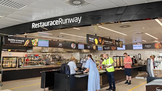 I na pražském letišti je možné se najíst poměrně levně. Lákadlem je místní jídelna, fastfoody i plzeňská restaurace
