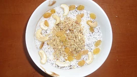 Arabský rýžový puding meghli voní skořicí a anýzem a skvěle chutná posypaný oříšky a kokosem