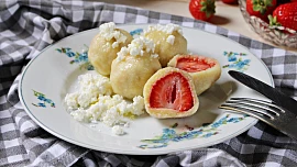 Knedlíky plné ovoce: Dáte si bramborové se švestkami, nebo tvarohové s meruňkami?