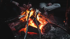 Léto u táboráku: Napíchněte na prut pstruha, zeleninu, jablka nebo si uválejte domácí „trdelník“