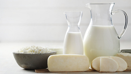 Nejčastější mýty o mléce lidi stále straší: Obsah škodlivých hormonů, přidaný cukr ani zabraňování hubnutí se přitom nekoná