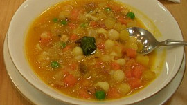 Chorvatsko na talíři: Populární přesnídávková polévka maneštra je plná zeleniny, masa a těstovin. Takhle snadno se připravuje