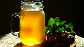 Trochu „opilá“ limonáda: Chlebový kvas zažene žízeň, osvěží a hlavu vám nezamotá. Takhle jej připravíte doma