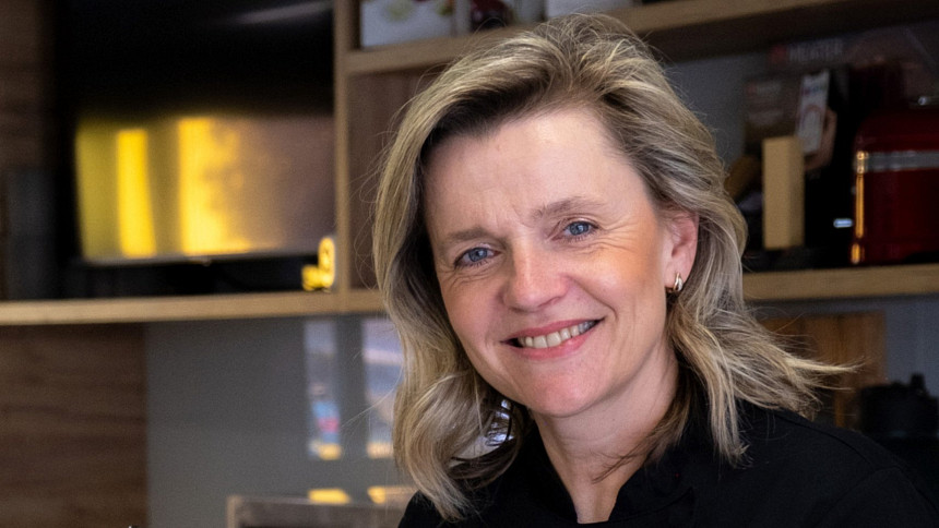 Míša Landová patří mezi špičku české cukrařiny. V současnosti vydává vánoční kuchařku plnou skvělých receptů na cukroví.