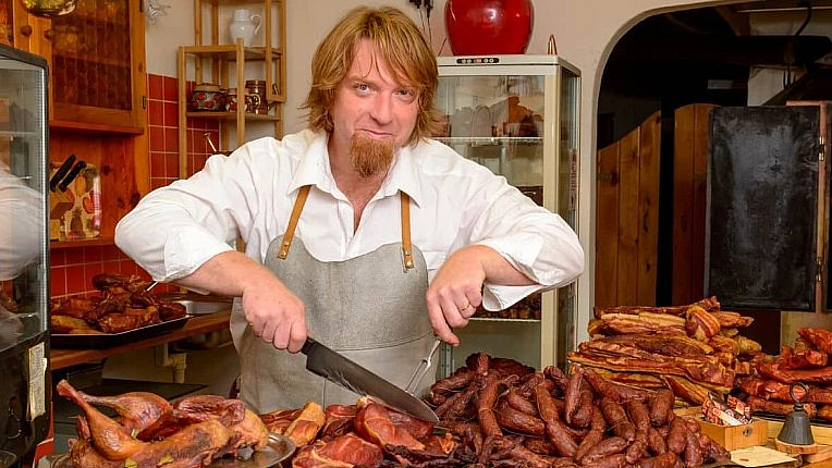 Uzenář David Plzák dobře ví, jak se k masu chutnat, aby nám chutnalo.