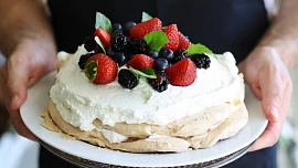 Holka u plotny radí: Jak upéct dort Pavlova a jak jej dozdobit? Jedna surovina vás překvapí!