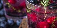 Místo obyčejné limonády zkuste shrub: Sladkokyselý nápoj z ovoce a octa se vrací do módy a snadno si jej připravíte i doma
