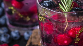 Místo obyčejné limonády zkuste shrub: Sladkokyselý nápoj z ovoce a octa se vrací do módy a snadno si jej připravíte i doma