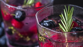 Místo obyčejné limonády zkuste shrub: Sladkokyselý nápoj z ovoce a octa se vrací do módy a snadno si jej připravíte i doma