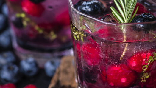 Místo obyčejné limonády zkuste shrub: Sladkokyselý nápoj z ovoce a octa se vrací do módy a snadno si jej připravíte i doma