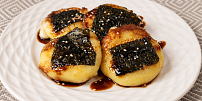 Japonci dělají mochi i z obyčejných brambor. Připomínají bramborové placky, uvnitř se ukrývá sýr a podávají se sójovkou