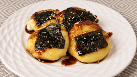 Japonci dělají mochi i z obyčejných brambor. Připomínají naše placky, jsou ale vláčnější a uvnitř se ukrývá sýr