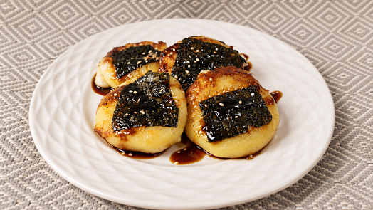 Japonci dělají mochi i z obyčejných brambor. Připomínají bramborové placky, uvnitř se ukrývá sýr a podávají se sójovkou