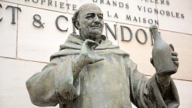 Dom Pérignon objevil bublinky, když mu v ruce vybouchla lahev se šampaňským vínem