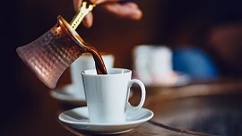 Arabská káva vás dostane vůní kardamomu i svou silou. Víte, jak ji správně uvařit?