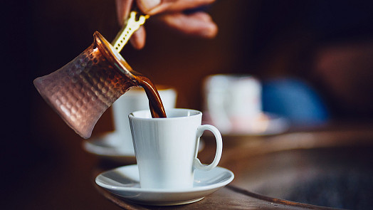 Arabská káva vás dostane vůní kardamomu i svou silou. Víte, jak ji správně uvařit?