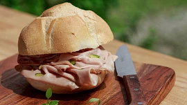 Slavný italský salám mortadela se hodí do salátu i těstovin. Připravíte z něj ale také jemnou pomazánku neboli pěnu!