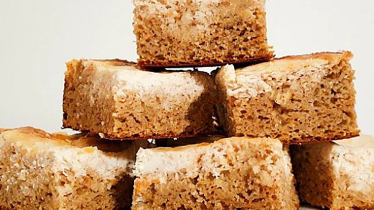 Jak připravit vláčnou mrkvovou buchtu, která voní kokosem a citronem: Luxusní a snadný moučník s tvarohem je hotový hned