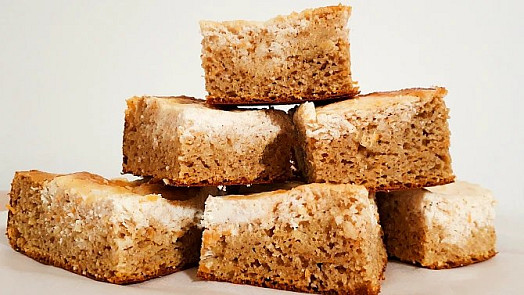 Jak připravit vláčnou mrkvovou buchtu, která voní kokosem a citronem: Luxusní a snadný moučník s tvarohem je hotový hned