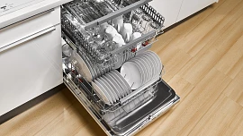 Příbory rukojetí dolů a teflonu vstup zakázán aneb Jak správně dávat nádobí do myčky a co tam rozhodně nepatří