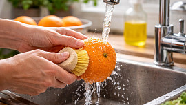 Odborníci varují před loupáním pomerančů rukama: Slupka totiž obsahuje látky, které by mohly poškodit naše zdraví