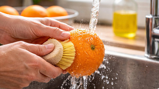 Odborníci varují před loupáním pomerančů rukama: Slupka totiž obsahuje látky, které by mohly poškodit naše zdraví