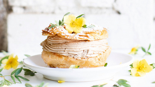 Úžasné francouzské věnečky Paris Brest voní lískovými oříšky. Proč se pečou ve tvaru kola?