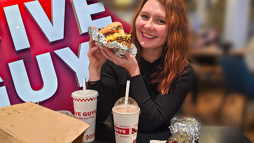 VIDEO: Legendární Five Guys dnes otevírá v Praze. Mrkněte, jak to tam vypadá a jestli je 295 Kč za burger v pohodě